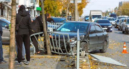 В Днепре на Слобожанском проспекте автомобиль снес ограждение и влетел в дерево (ФОТО)