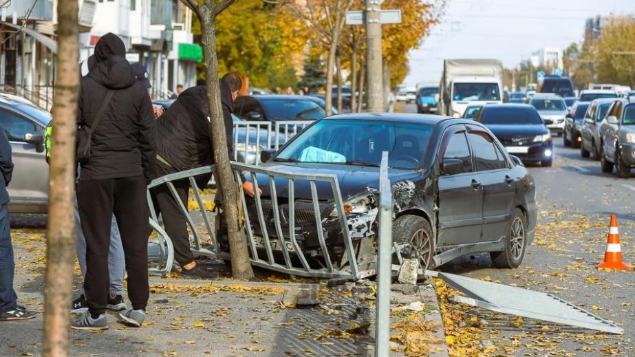 У Дніпрі на Слобожанському проспекті автівка знесла огорожу і влетіла у дерево (ФОТО)