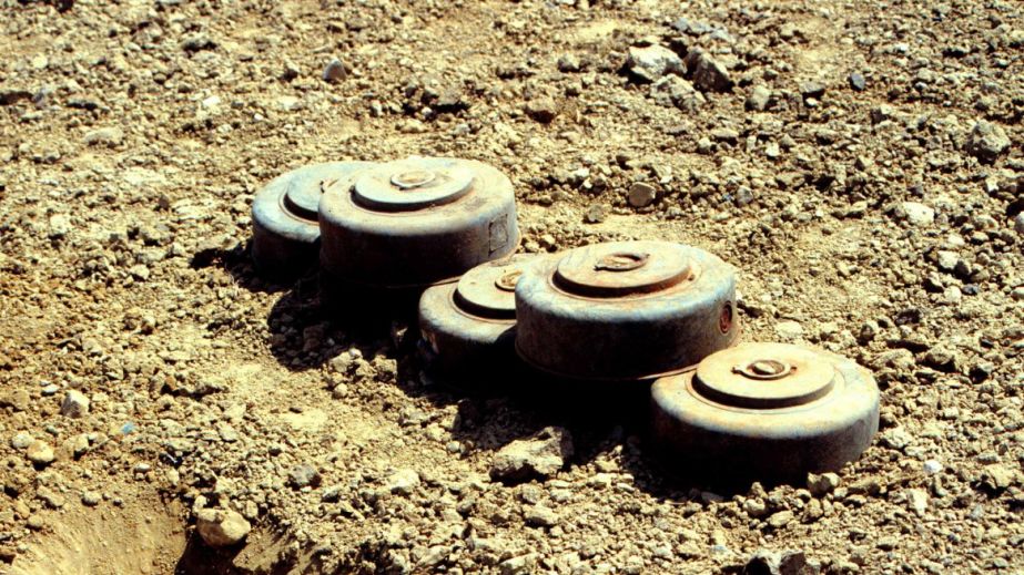 З машини дістали міни: у Дніпрі на проспекті Науки затримують чоловіка (ВІДЕО)