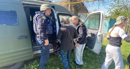 Поліцейські допомогли мамі з двома дітьми евакуюватись із прифронтового села на Синельниківщині