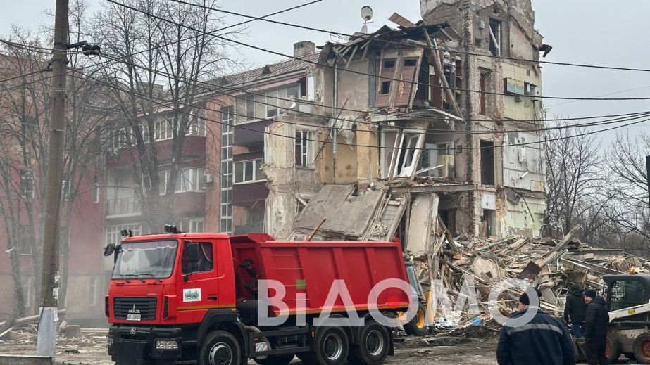 Як у Кривому Розі поліцейські після ракетного удару врятували собаку з-під завалів (ВІДЕО)