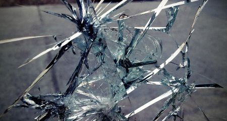 Десятки тисяч гривень збитків: у Дніпрі розслідують напад вандалів на громадський транспорт на Набережній Перемоги