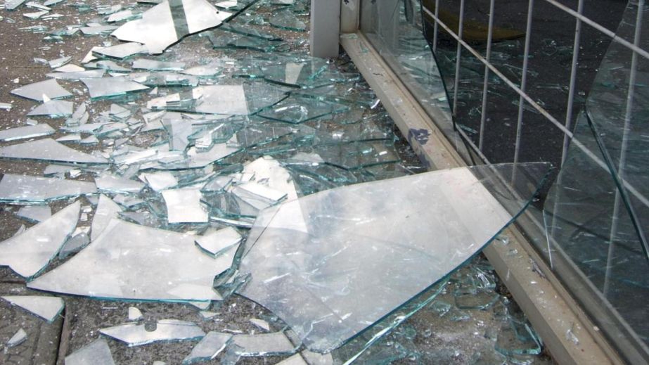 В Днепре автомобиль влетел в кофейню (ВИДЕО)