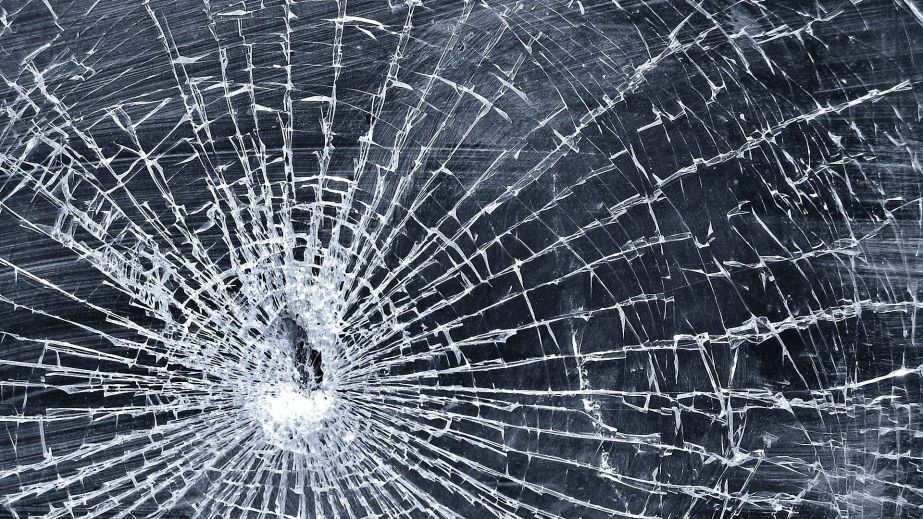 В Днепре на Победе пуля разбила окно и влетела в подъезд (ФОТО)