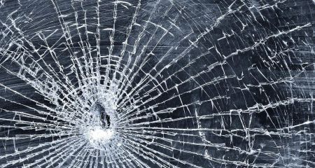 В Кривом Роге из-за взрывов от "шахедов" выбило стекло в автобусе (ФОТО)