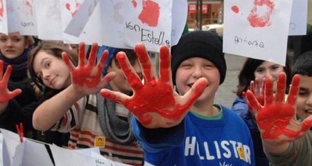 День красной руки привлекает внимание к судьбе украинских детей войны