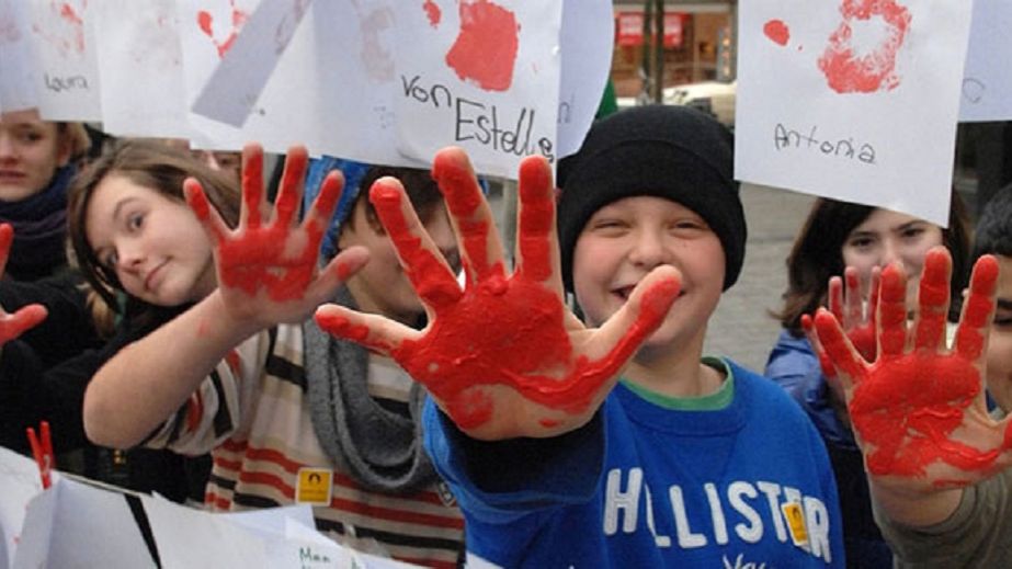 День красной руки привлекает внимание к судьбе украинских детей войны