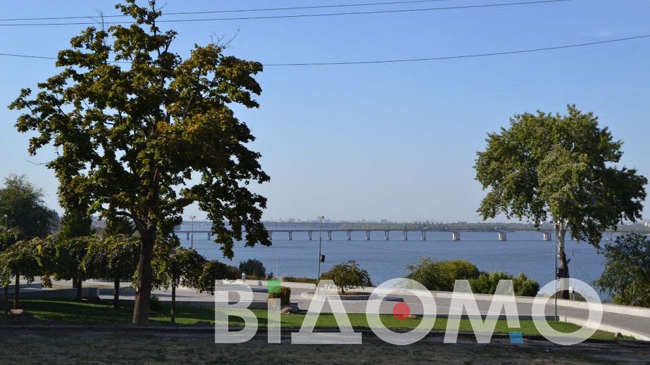 В Днепре в парке Шевченко на девочку упал стул-инсталляция: ребенок в коме (ВИДЕО)