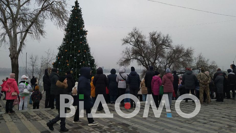 В Днепре открыли новогоднюю елку в парке Шевченко (ФОТО, ВИДЕО)