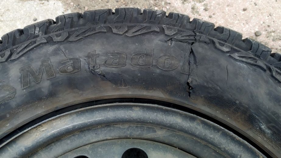 В Кривом Роге ночью неизвестные порезали колеса автомобилям (ФОТО)