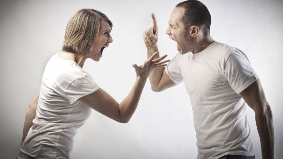 Вынужденные соседи: в Днепре муж через суд выселял из дома бывшую жену