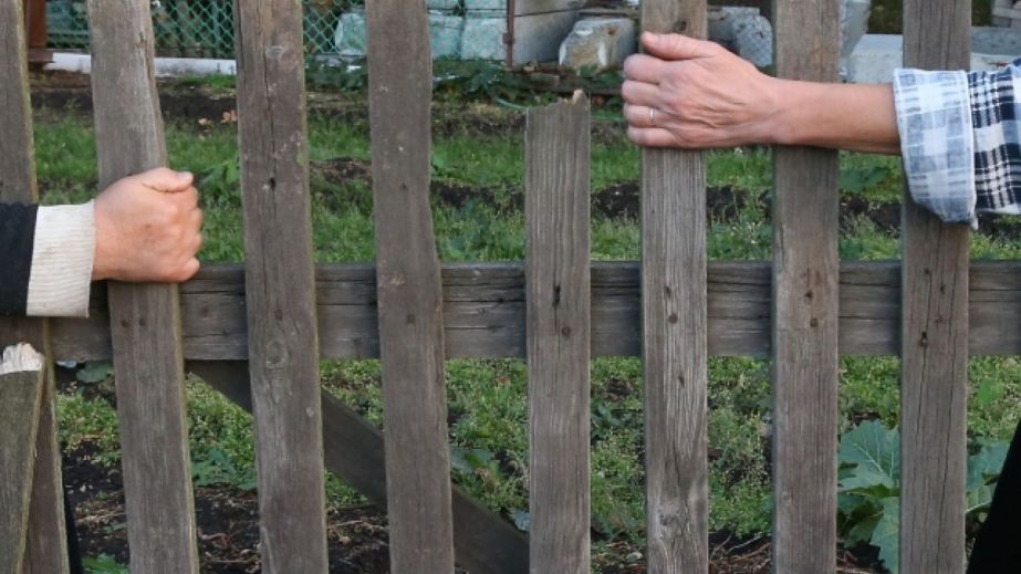 На Криворіжжі суперечка сусідів через паркан завершилася бійкою з переломом ноги і судом