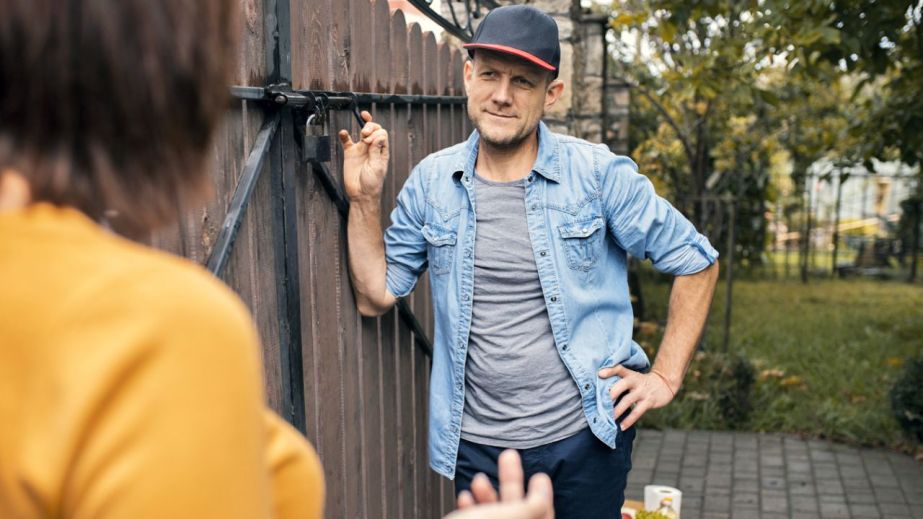 Конфлікт через зайві сантиметри: у Дніпрі жінка подала до суду на сусіда через надто високий паркан