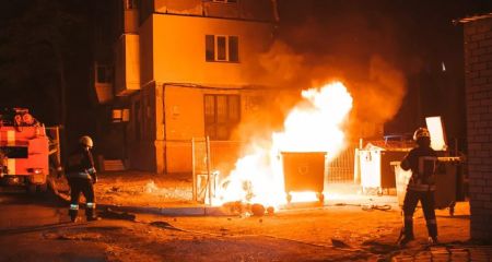 В Каменском ночью горела куча мусора возле больницы (ВИДЕО)