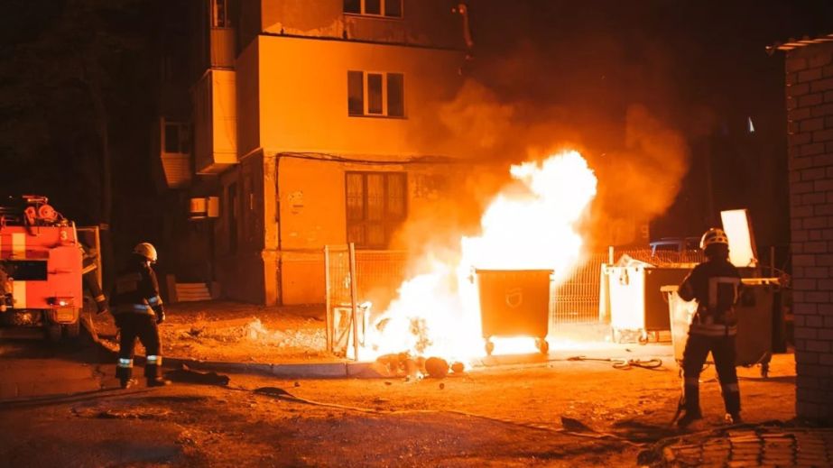 У Кам'янському вночі палала купа сміття біля лікарні (ВІДЕО)