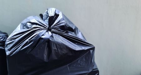 В одном из дворов Днепра автомобиль обложили мусором (ФОТО)
