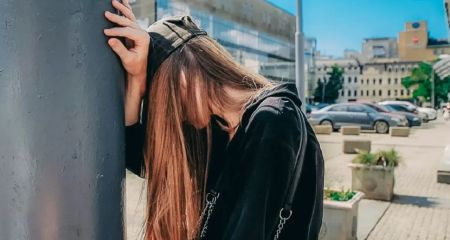 Возвращение легенды: в Днепре снова заметили подпирающую столбы и стены девушку (ФОТО)