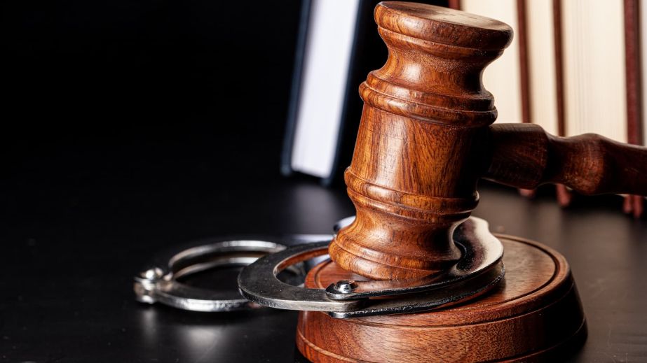 Суд відправив за ґрати чоловіка, який у Кривому Розі побив до смерті чоловіка в модульному укритті