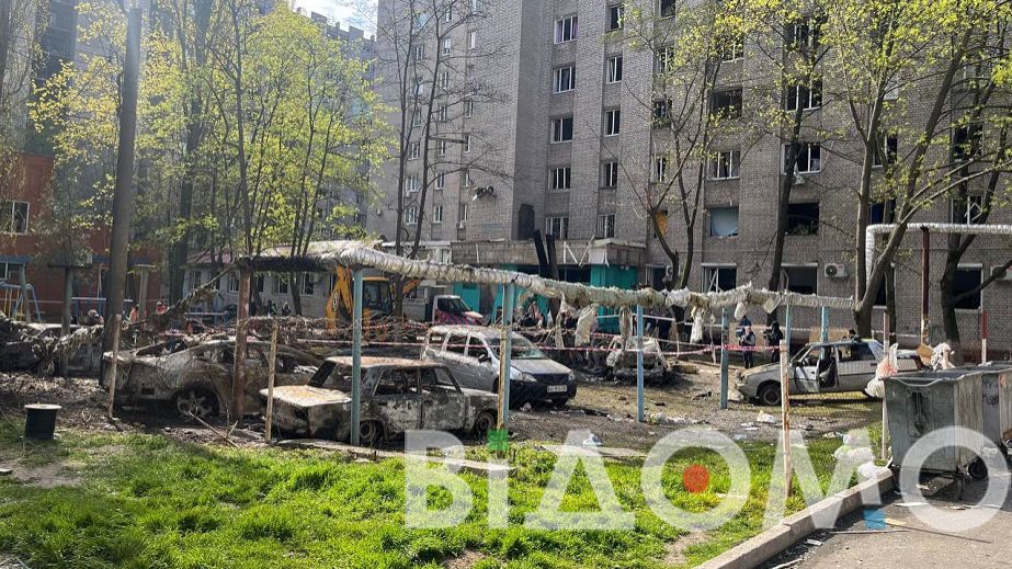 У Дніпрі двір багатоповерхівки перетворився на цвинтар автомобілів (ФОТО, ВІДЕО)
