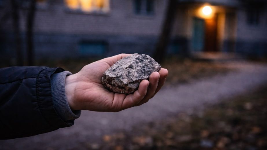 У Дніпрі поліція розшукала дітей, які жбурляли каміння у вікна будинків (ВІДЕО)