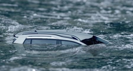 У Підгородному автівка злетіла у канал із водою (ФОТО)