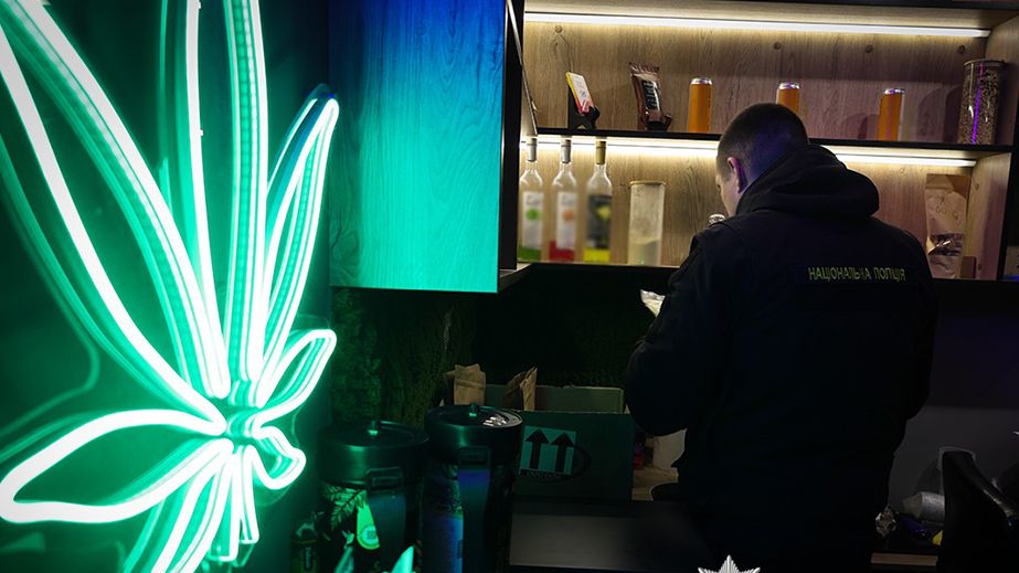 Продавали наркотики под видом вейпов: организаторов "схемы" из Кривого Рога подозревают в сбыте психотропов по Украине (ВИДЕО)