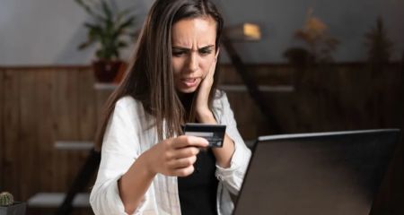 В Днепре безработный мужчина пообещал знакомый заработок, а вместо этого взял на нее шесть кредитов