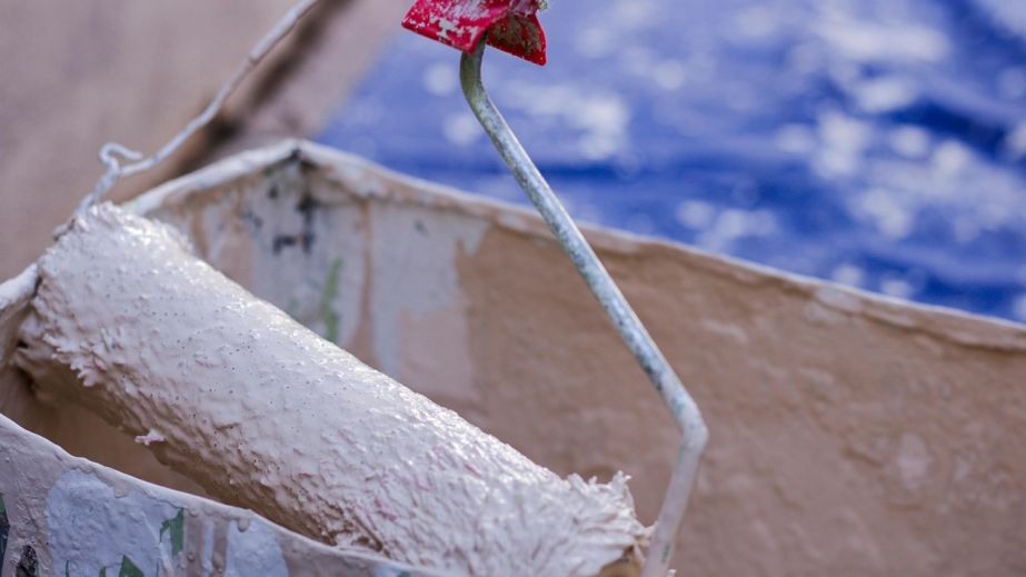 В Днепре на Тополе подростки обрисовывают заборы и гаражи (ВИДЕО)