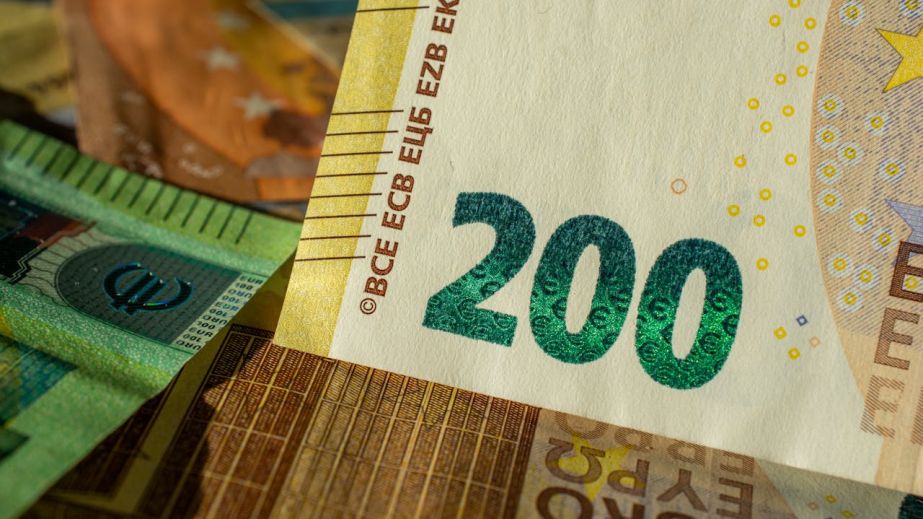 Евро идет вверх, а доллар отступил от рекордов: курс валют в Днепре на 26 мая
