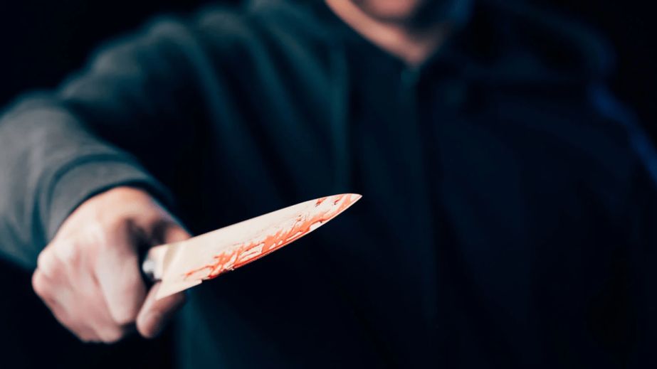 В Кривом Роге мужчина дважды воткнул нож в спину парню