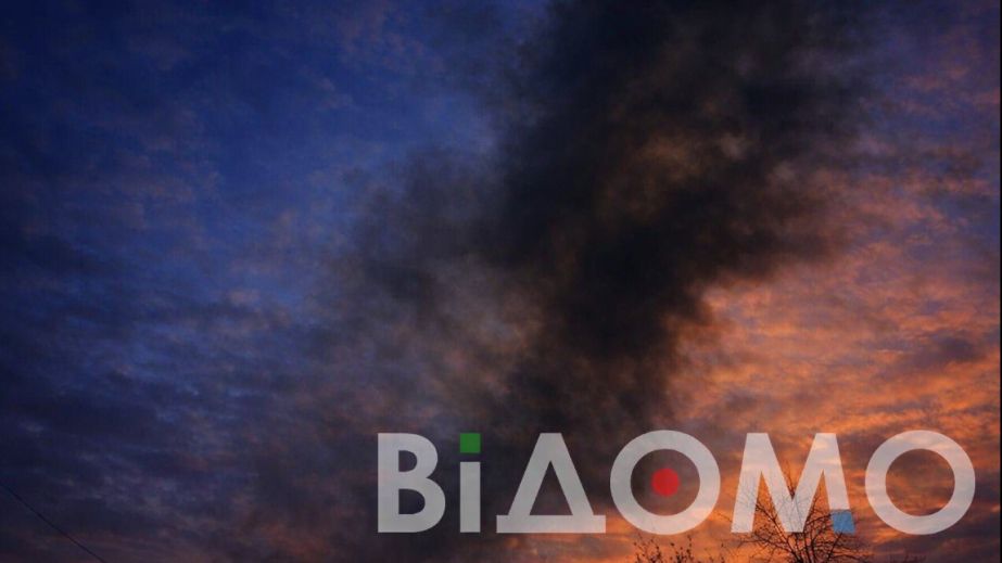 У Кривому Розі російський дрон влучив у багатоповерхівку, там вирує пожежа