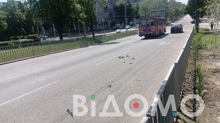 В Днепре посреди проспекта из автомобиля выпали неизвестные устройства (ФОТО)