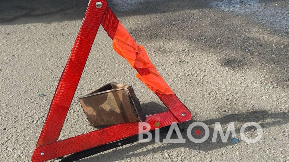 У Дніпрі легковик зніс газову трубу на будинку (ФОТО)