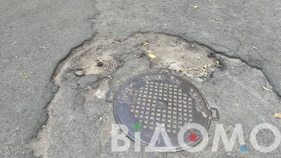 В Днепре на Степана Бандеры на тротуаре образовался "портал" в крышке люка (ФОТО)