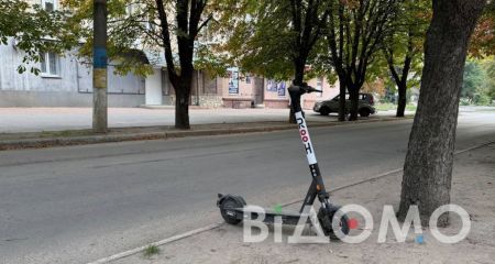 В Каменском дети сбросили прокатные электросамокаты в работающий фонтан (ВИДЕО)
