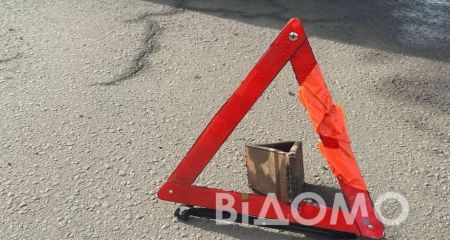 В Днепре легковушка на бешеной скорости влетела в другой автомобиль и едва не сбила мужчину (ВИДЕО)