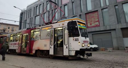 В Днепре трамвай сошел с рельс: изменено движение некоторых вагонов (ФОТО)