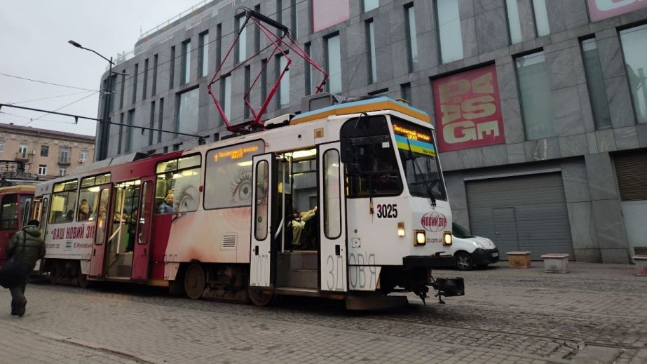 Как в Днепре курсирует общественный транспорт 17 декабря