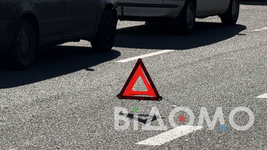 В Днепре на Набережной Заводской автомобиль вылетел на отбойник (ВИДЕО)