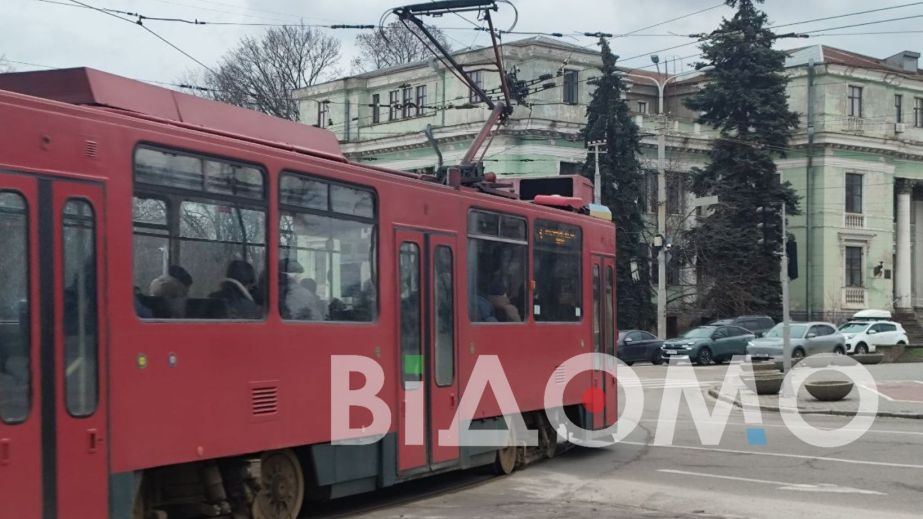 У центрі Дніпра водії масово застрягають на трамвайних рейках (ВІДЕО)