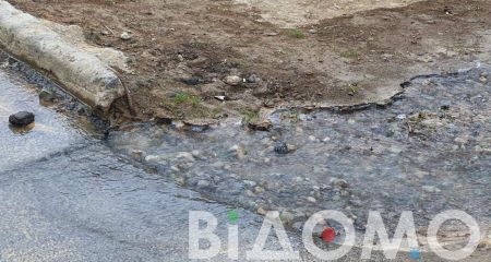 На одной из улиц Днепра из-за порыва затопило перекресток (ВИДЕО)