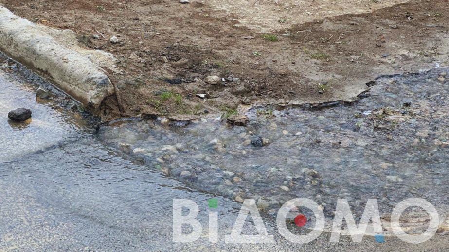 У центрі Дніпра на дорозі утворилося "озеро" (ВІДЕО)