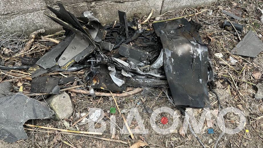 Після нічної атаки мешканці Дніпра знаходять на вулиці уламки "шахедів" (ФОТО, ВІДЕО)