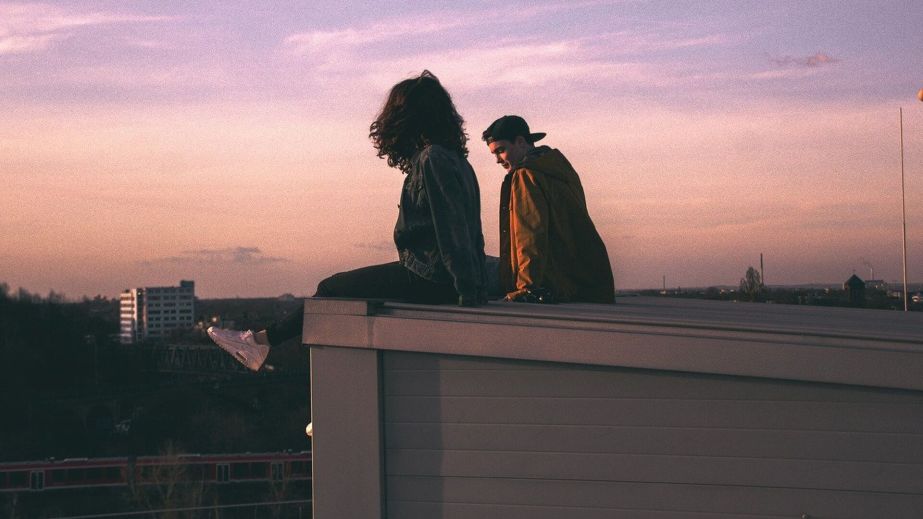 У Дніпрі помітили підлітків, які лізли по відкритих балконах недобудови (ВІДЕО)