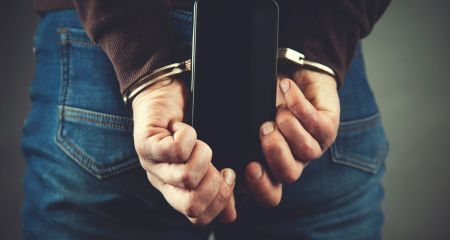 У Дніпрі чоловік поцупив телефон з магазину і став знаменитістю (ФОТО, ВІДЕО)