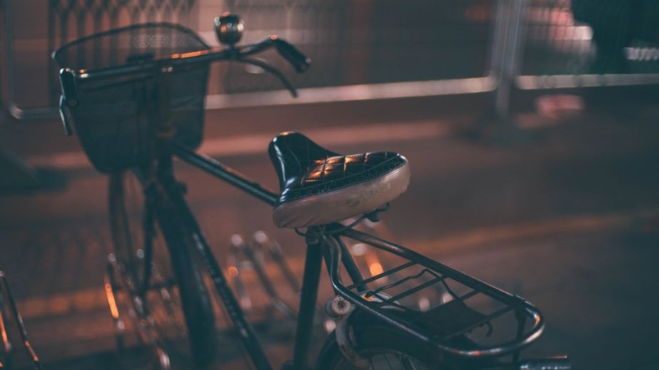 У Дніпрі чоловік мчав трасою на велосипеді з дитиною на плечах (ВІДЕО)