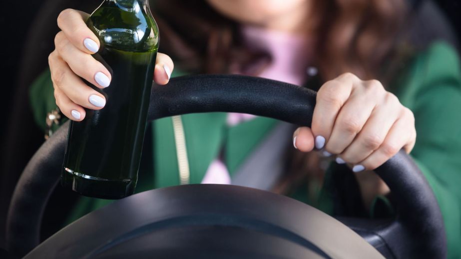 У Дніпрі п'яна водійка знесла стовп (ФОТО, ВІДЕО)