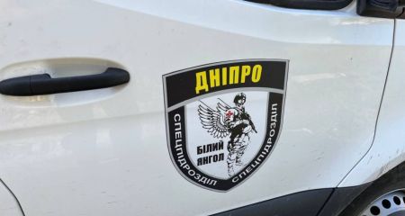 Остання мешканка та повна пустка: на Дніпропетровщині евакуювали під вибухи дронів незрячу пенсіонерку (ВІДЕО)