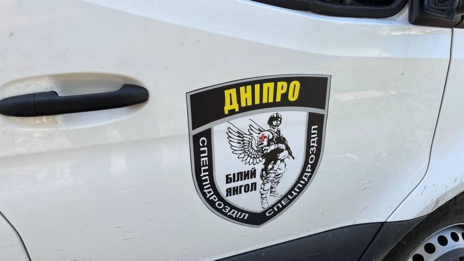Остання мешканка та повна пустка: на Дніпропетровщині евакуювали під вибухи дронів незрячу пенсіонерку (ВІДЕО)