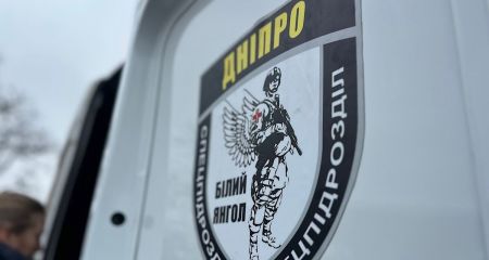 До последнего отказывались от эвакуации: "Белые ангелы" вывезли тела двух умерших пенсионеров из Просяной (ВИДЕО)